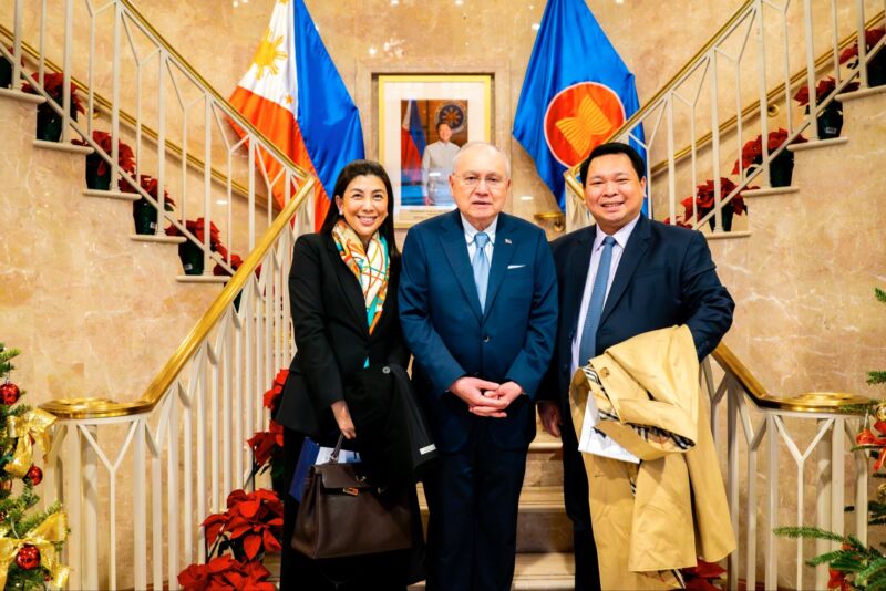 Image for the Tweet beginning: Reps. Mia Ynares and King